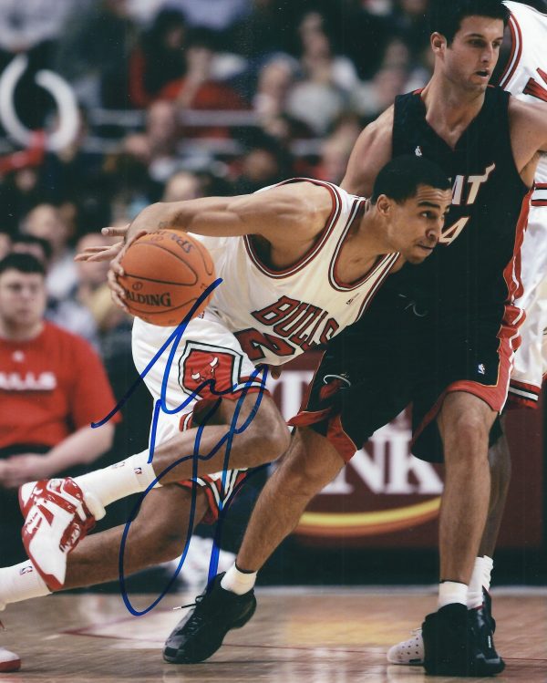 Autographed THABO SEFOLOSHA 8X10 Chicago Bulls Photo