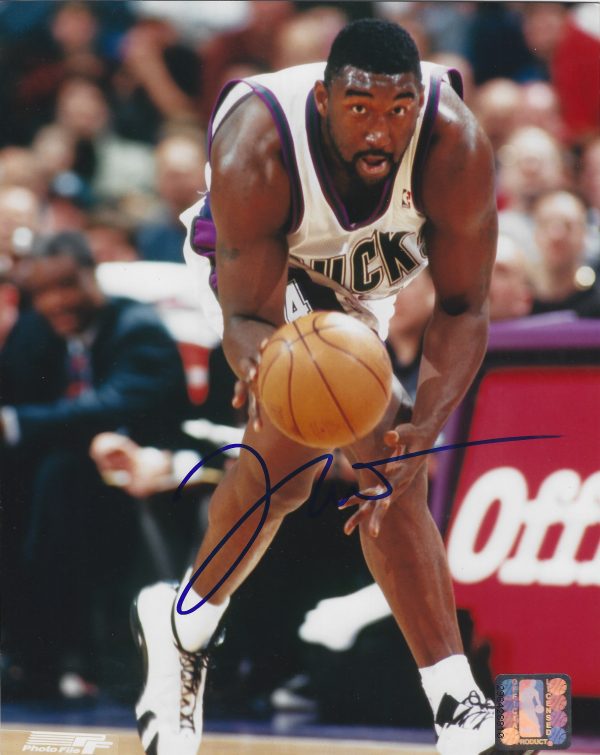 AUTOGRAPHED ROBERT TRACTOR TRAYLOR 8X10 MILWAUKEE BUCKS Photo