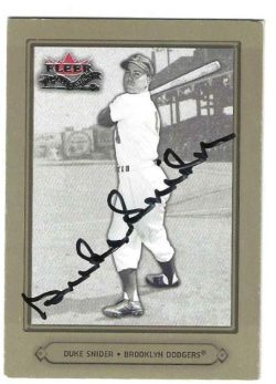 Autographed DUKE SNIDER Brooklyn Dodgers 2002 FLEER FALL CLASSIC CARD