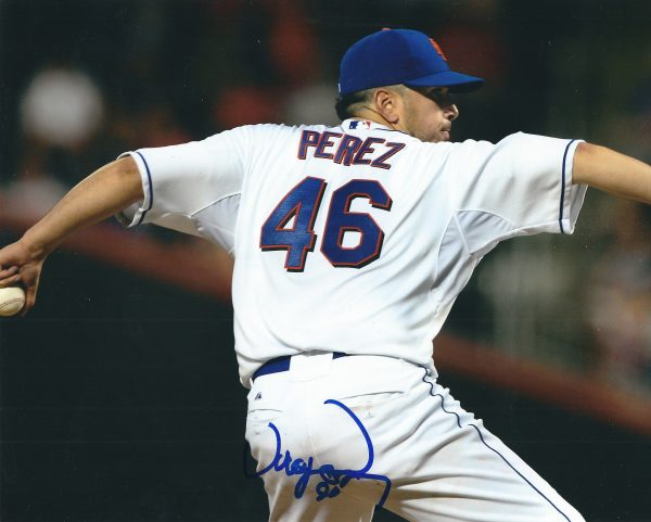 AUTOGRAPHED OLIVER PEREZ 8X10 New York Mets photo