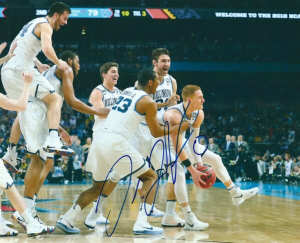 Autographed Donte DiVincenzo 2018 Villanova University Basketball 8X10 Photo