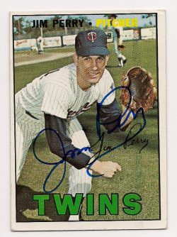 Autographed JIM PERRY Minnesota Twins 1967 Topps Card