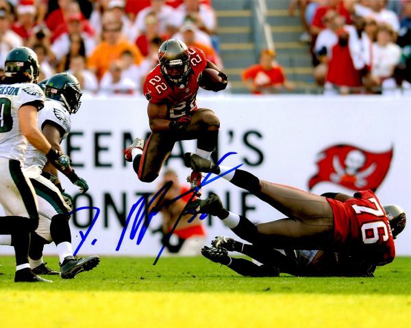 Autographed  DOUG MARTIN 8X10 Tampa Bay Buccaneers Photo