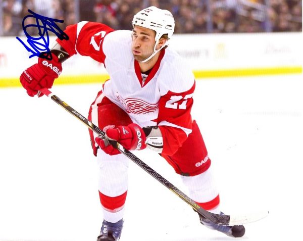 Autographed KYLE QUINCEY 8X10 Detroit Red Wings Photo