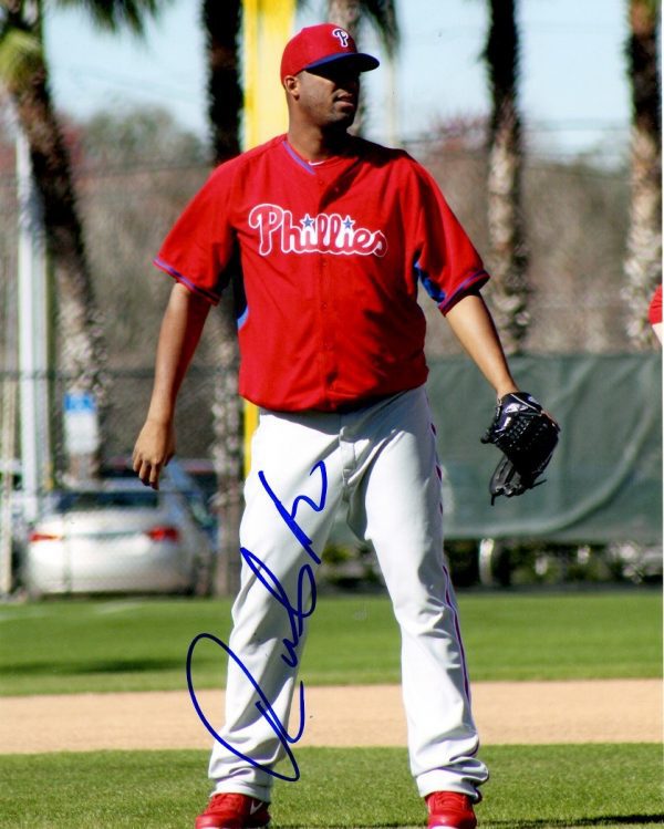 AUTOGRAPHED ROBERTO HERNANDEZ 8X10 Philadelphia Phillies Photo