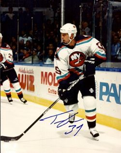 Autographed TRAVIS GREEN 8X10 New York Islanders Photo