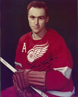 Autographed  RED KELLY Detroit Red Wings 8X10 Photo