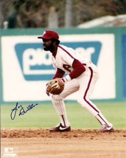 AUTOGRAPHED LARRY MILBOURNE photo  Philadelphia Phillies