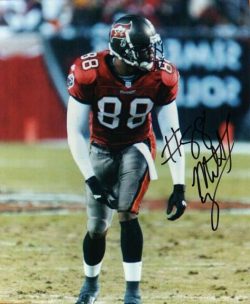 Autographed MILTON WYNN Tampa Bay Buccaneers Photo