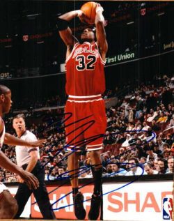 Autographed  EDDIE ROBINSON Chicago Bulls Photo
