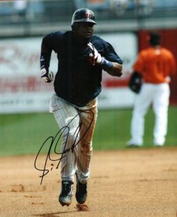 AUTOGRAPHED LUIS CASTILLO 8X10 Minnesota Twins photo
