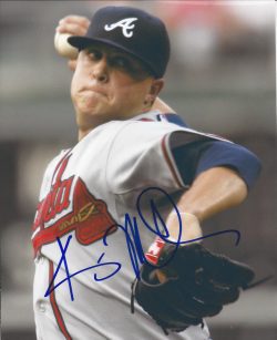 AUTOGRAPHED Kris Medlen 8X10 Atlanta Braves photo
