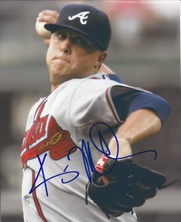 AUTOGRAPHED Kris Medlen 8X10 Atlanta Braves photo