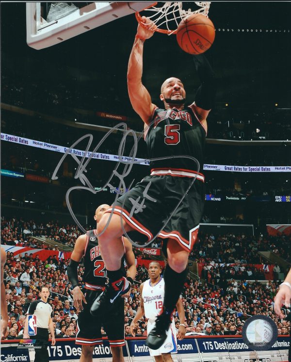 Autographed CARLOS BOOZER 8x10 Chicago Bulls Photo