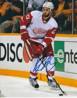 Autographed KYLE QUINCEY 8X10 Detroit Red Wings Photo