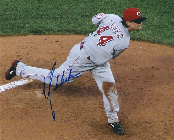 AUTOGRAPHED  MIKE  LEAKE 8X10 Cincinnati Reds Photo