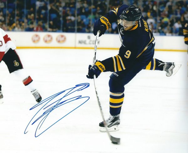 Autographed EVANDER KANE 8X10 Buffalo Sabres Photo