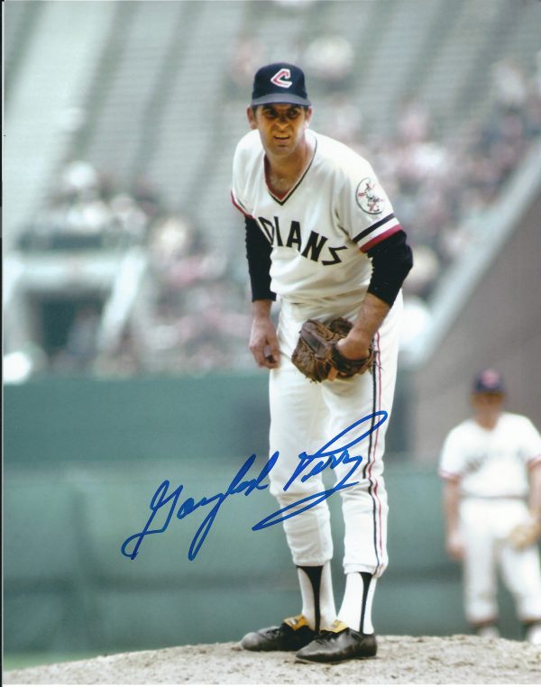 Autographed GAYLORD PERRY CLEVELAND INDIANS 8X10 photo