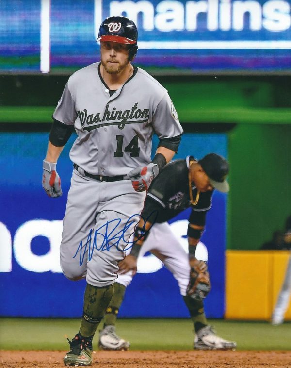 Autographed MARK REYNOLDS 8X10 Washington Nationals Photo