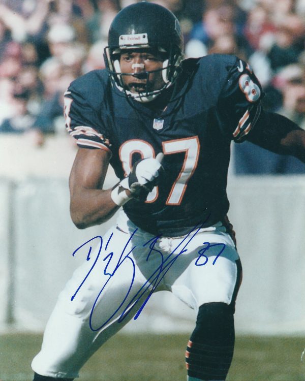 Autographed DWAYNE BATES 8x10 Chicago Bears Photo