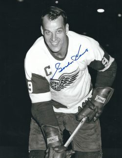 Autographed GORDIE HOWE 8X10 Detroit Red Wings Photo