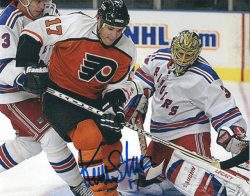 Autographed KEVIN STEVENS 8X10 Philadelphia Flyers Photo