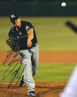 AUTOGRAPHED WEI-YIN CHEN 8X10 Miami Marlins Photo