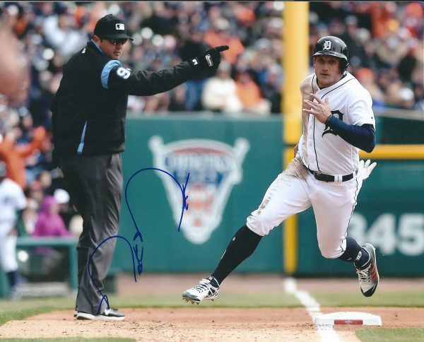Autographed MIKIE MAHTOOK 8X10 Detroit Tigers Photo
