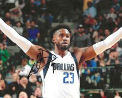 Autographed WESLEY MATTHEWS 8x10 Dallas Mavericks Photo