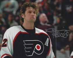 Autographed DERIAN HATCHER 8x10 Philadelphia Flyers Photo