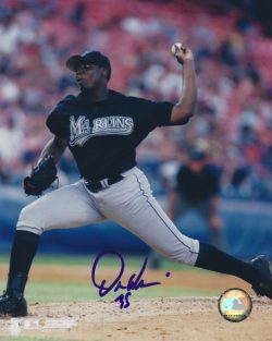 AUTOGRAPHED DONTRELLE WILLIS 8x10 Florida Marlins Photo