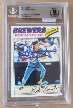 Autographed ROBIN YOUNT Milwaukee Brewers 1977 Topps Card Beckett Slabbed