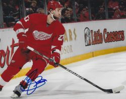 Autographed KYLE QUINCEY 8X10 Detroit Red Wings Photo