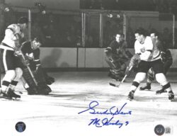 Autographed GORDIE HOWE 8X10 Detroit Red Wings Photo Beckett Hologram