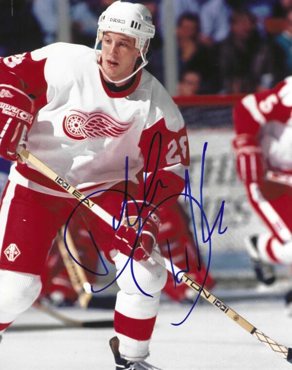 Autographed DALLAS DRAKE 8x10 Detroit Red Wings Photo