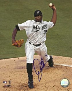 AUTOGRAPHED DONTRELLE WILLIS 8x10 Florida Marlins Photo