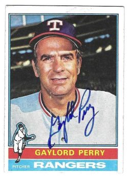 Autographed GAYLORD PERRY Texas Rangers 1976 Topps Card