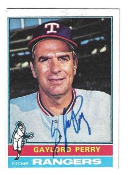 Autographed GAYLORD PERRY Texas Rangers 1976 Topps Card