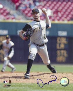 AUTOGRAPHED OLIVER PEREZ 8X10 Pittsburgh Pirates Photo