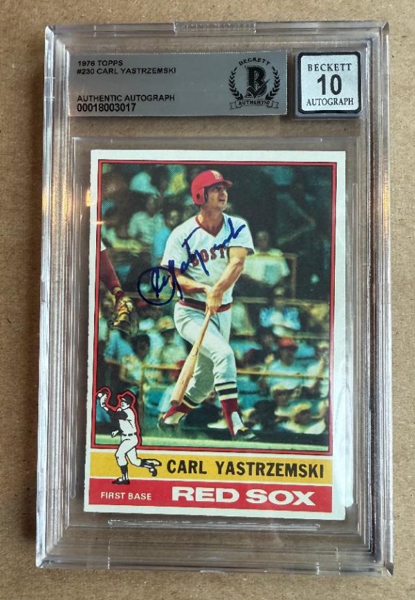 Signed 1976 Topps Carl Yastrzemski Boston Red Sox card #230 Beckett Slabbed -10