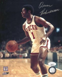 Autographed OSCAR ROBERTSON 8X10 Milwaukee Bucks photo JSA