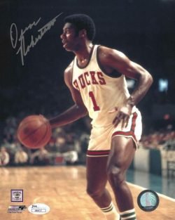 Autographed OSCAR ROBERTSON 8X10 Milwaukee Bucks photo JSA