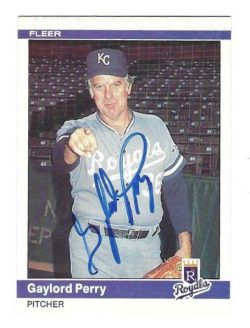 Autographed GAYLORD PERRY Kansas City Royals 1984 Fleer Card