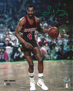 AUTOGRAPHED SIDNEY MONCRIEF 8x10 Milwaukee Bucks photo