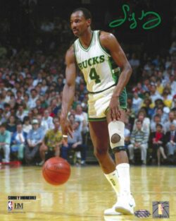 AUTOGRAPHED SIDNEY MONCRIEF 8x10 Milwaukee Bucks photo